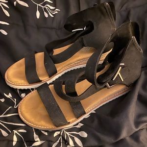 8.5 Sketchers Bob Memory Foam Sandals.